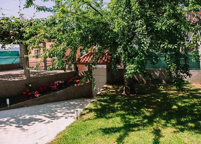 Bella Y Cálida Cerca De By Сasa de vacaciones *